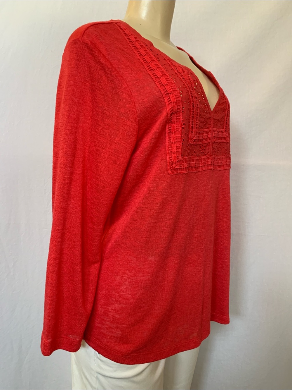 DEMOCRACY Jeans Women's Red Eyelet Yoke Split-Neck Tunic Top Size Medium NWOT - Picture 4 of 4